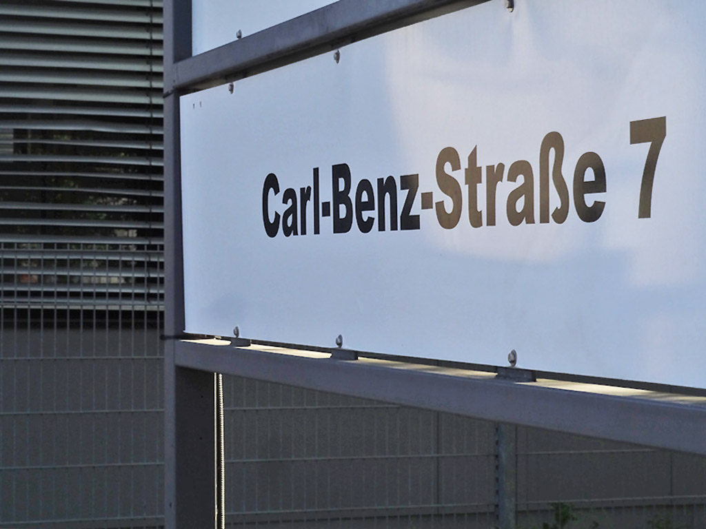 Carl-Benz-Straße richtig geschrieben und mit Kupplungsbindestrichen