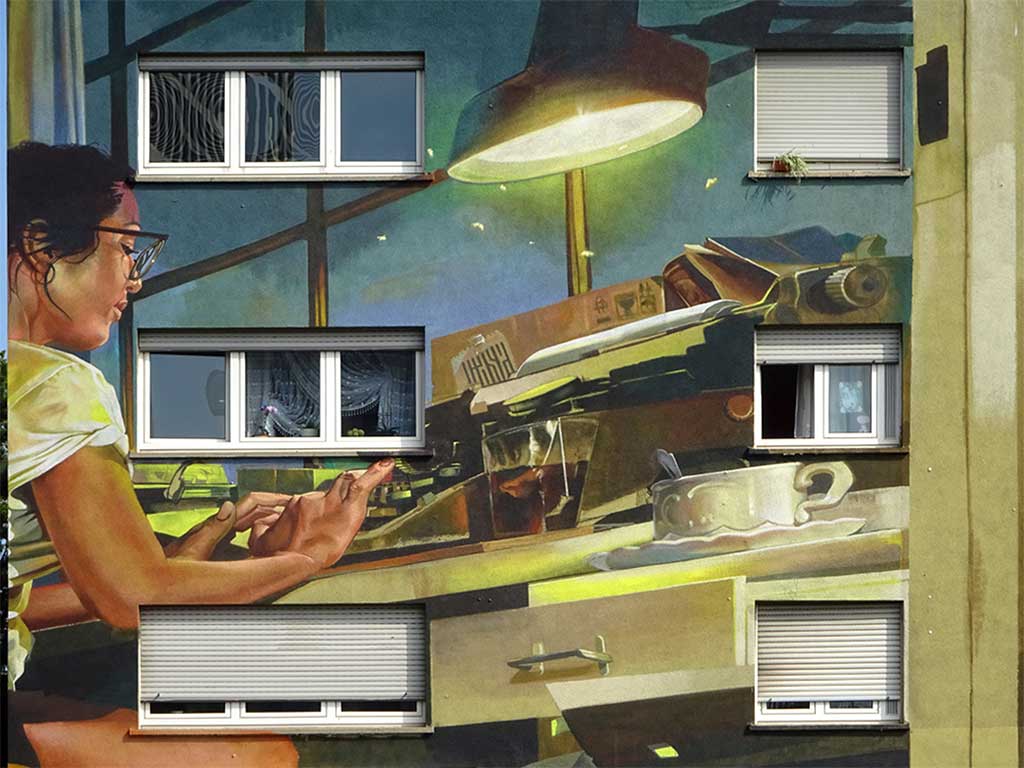 Case Ma'Claim -Graffiti an Hausfassade zeigt Frau an Schreibmaschine