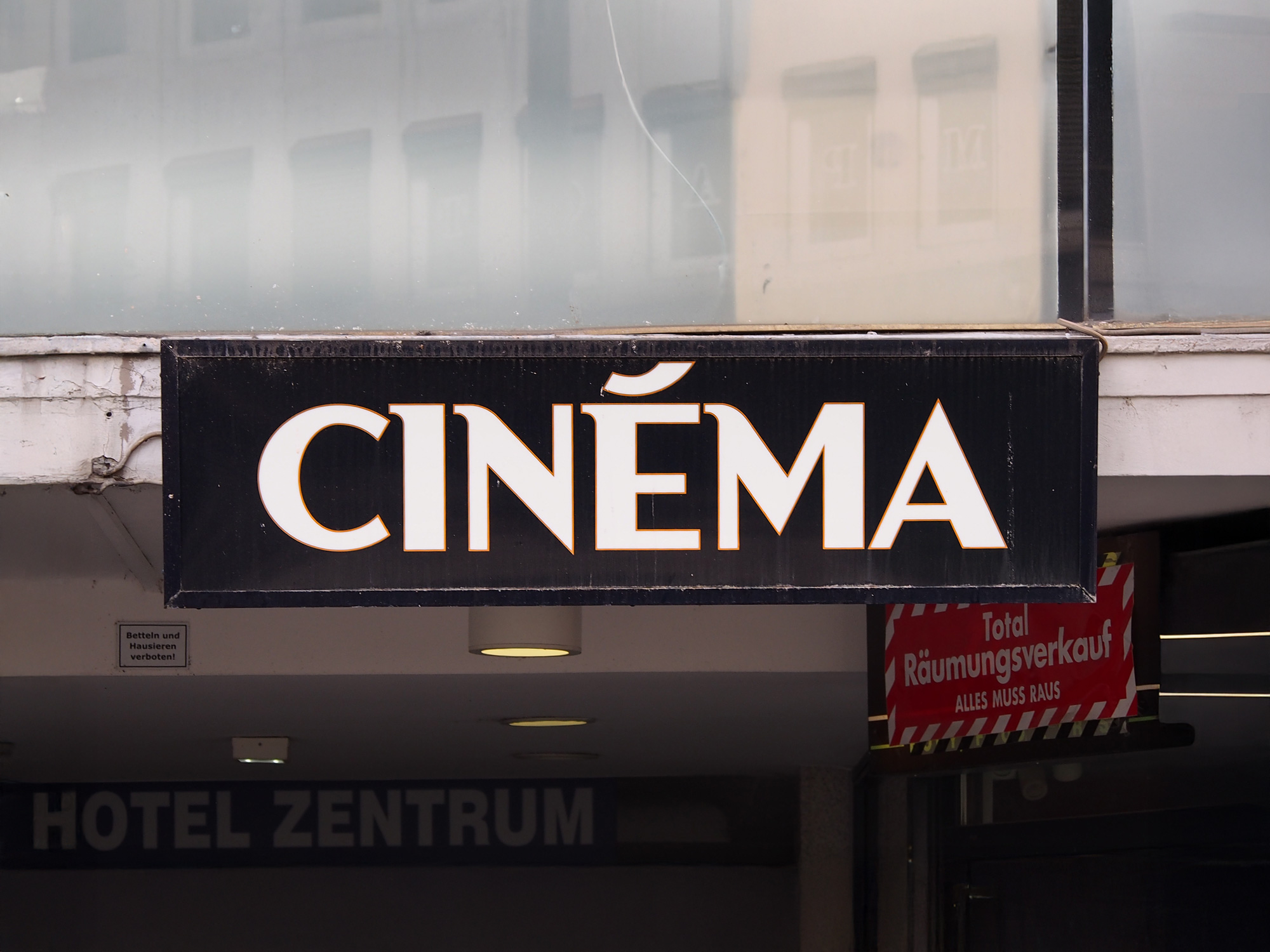 Eingang des CINÈMA-Kinos nähe Hauptwache in Frankfurt am Main