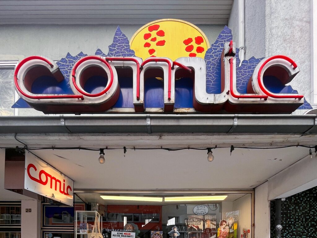 Leuchtröhren-Schriftzug beim Comicladen XtraBoox in der Berliner Straße in Frankfurt am Main