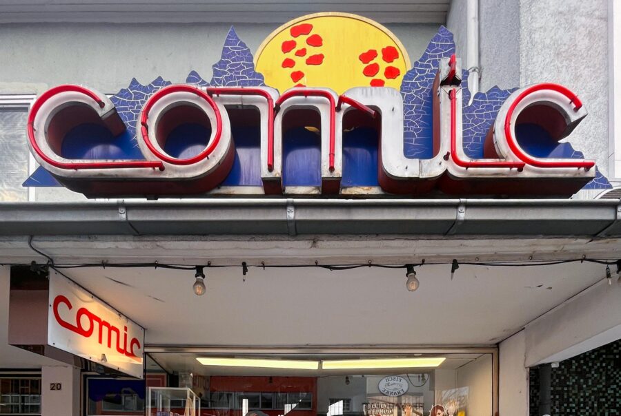 Leuchtröhren-Schriftzug beim Comicladen XtraBoox in der Berliner Straße in Frankfurt am Main