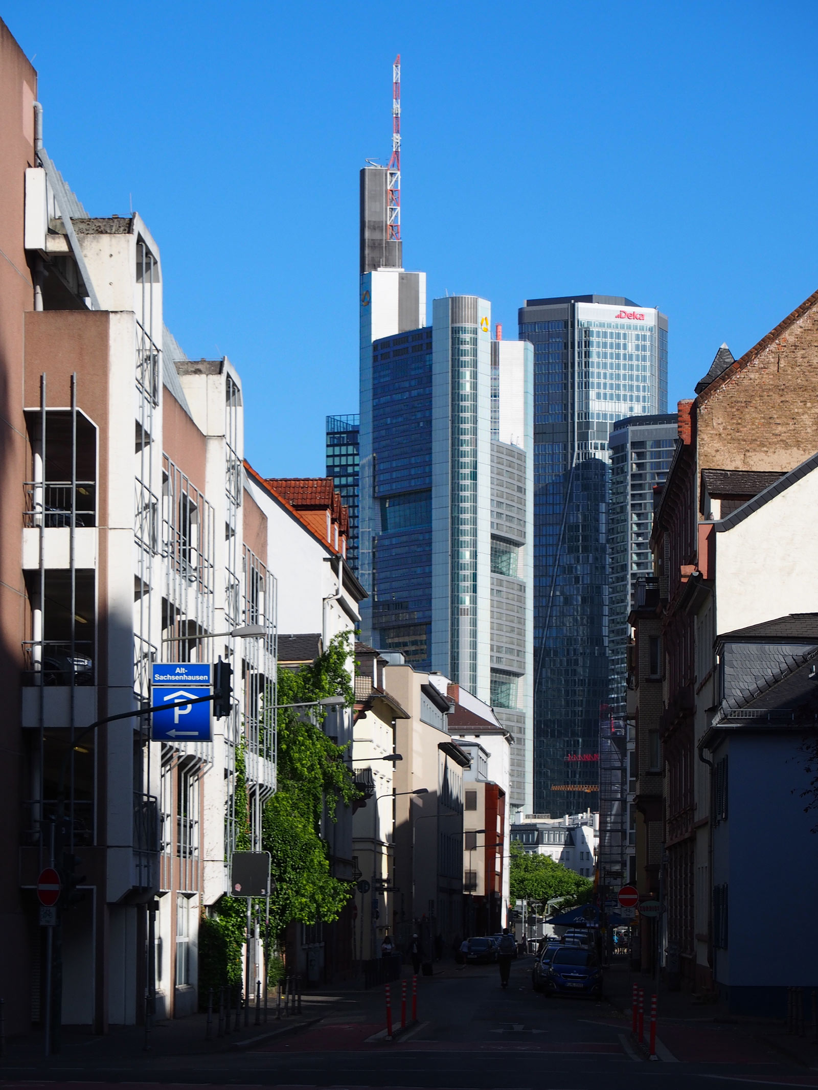 Commerzbank-Hochhaus und Deka-Hochhaus in Frankfurt, von Sachsenhaus aus gesehen.