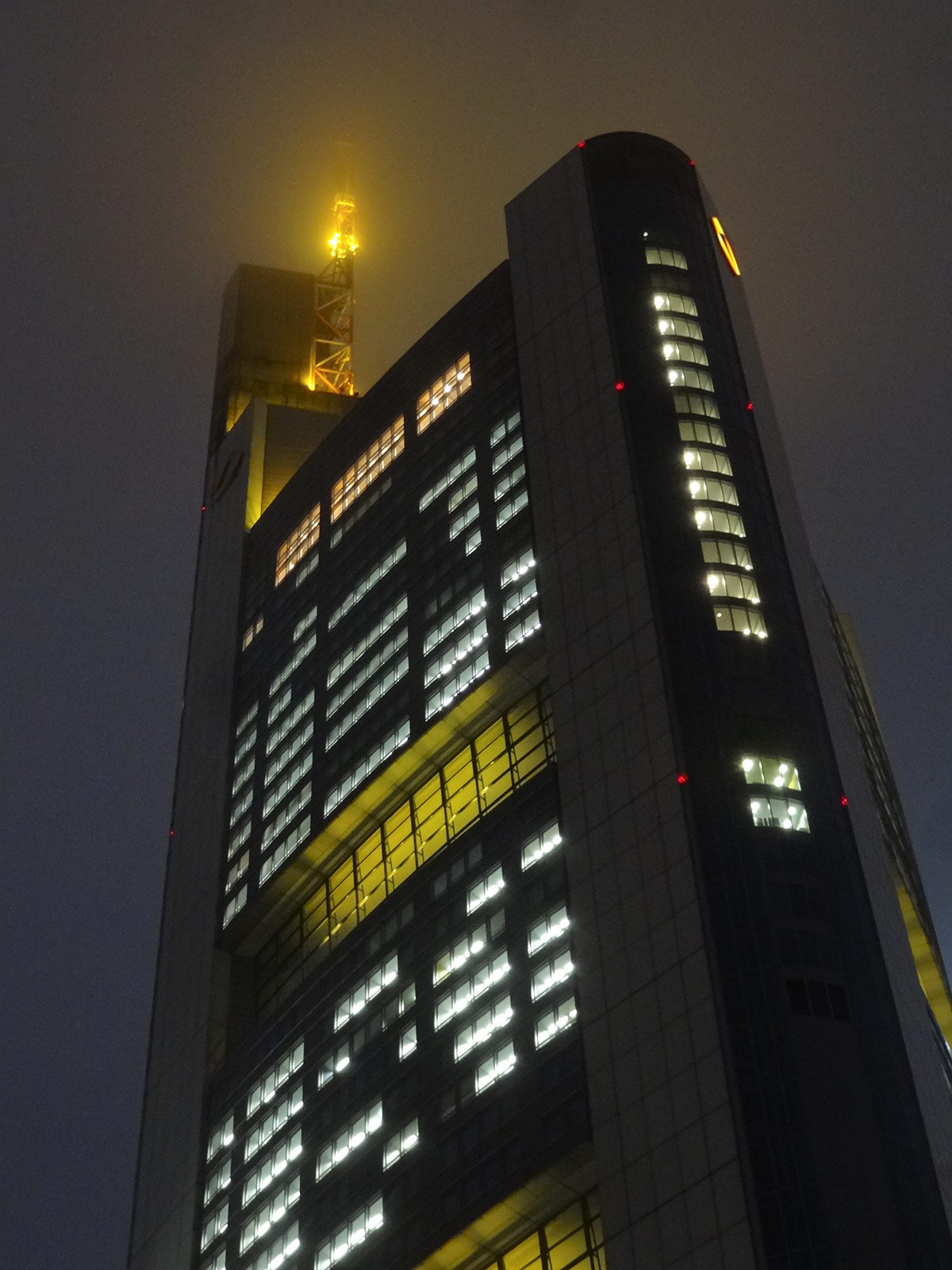 Commerzbank Tower in Frankfurt bei Nacht und Nebel