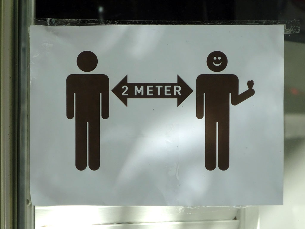 2 Meter Abstand mit Eis in der Hand