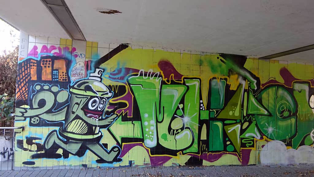 Graffiti an der Blütentunnel-Wall in Darmstadt-Arheilgen