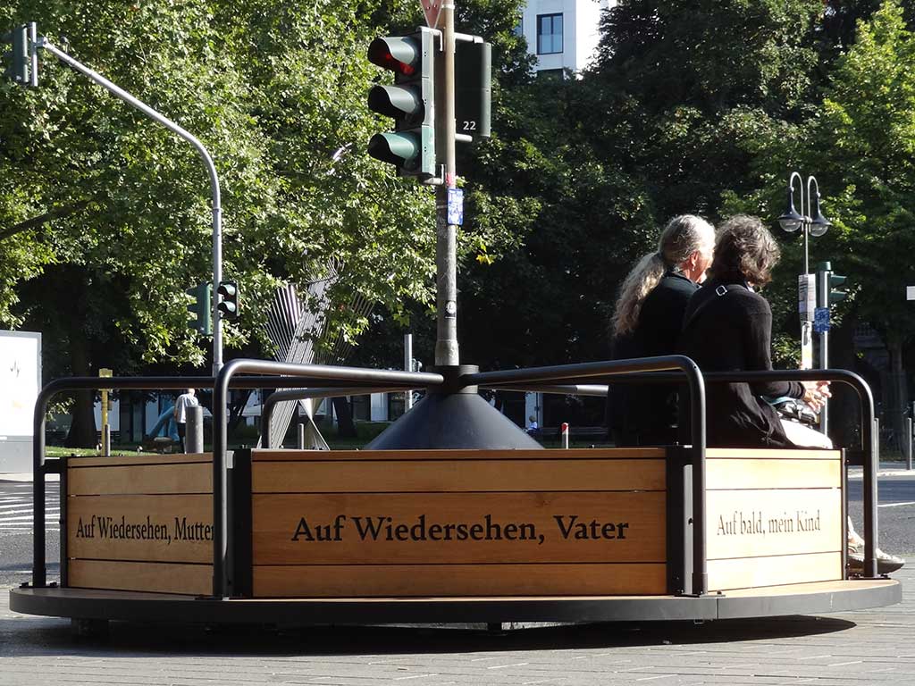 Das Waisen-Karussell von Yael Bartana in Frankfurt