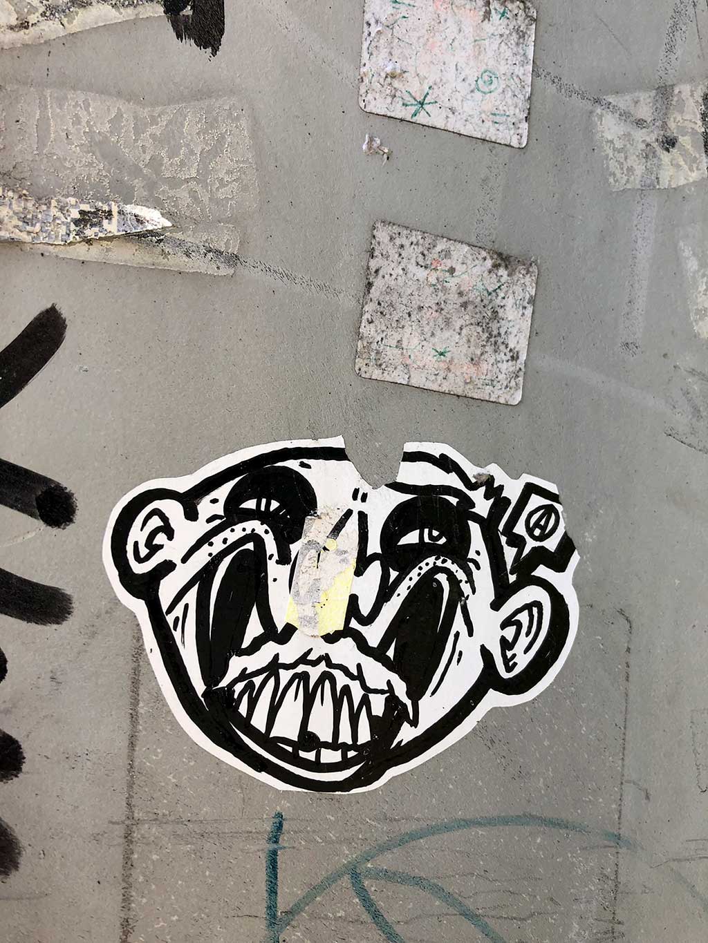 Aufleber mit Fratzen in schwarz-weiß - Sticker-Art von Dawgtor C