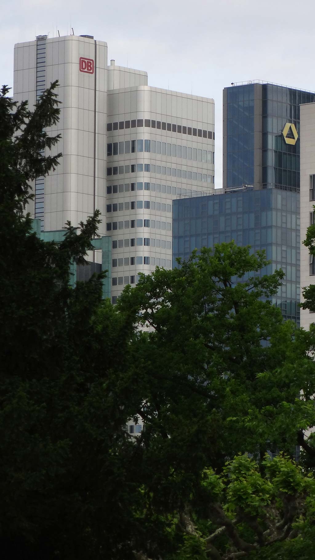 DB-Hochhaus und Commerzbank-Tower in Frankfurt, gesehen vom Metzler Park