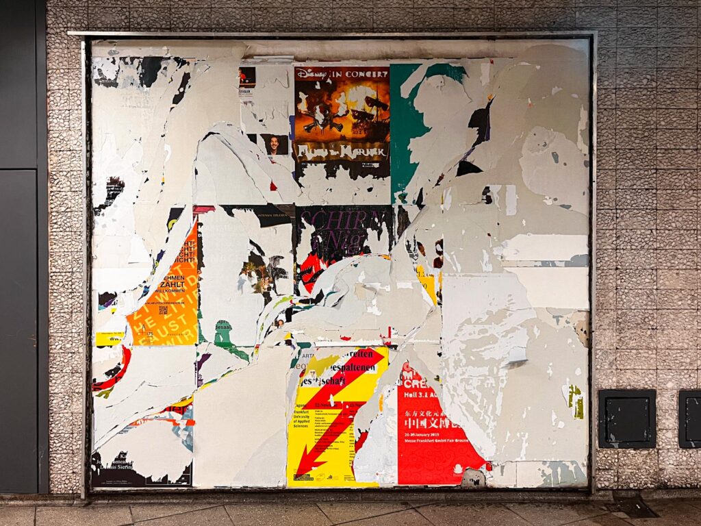 Décollage-artiger Plakatabriss in der U-Bahn-Station Willy-Brandt-Platz in Frankfurt