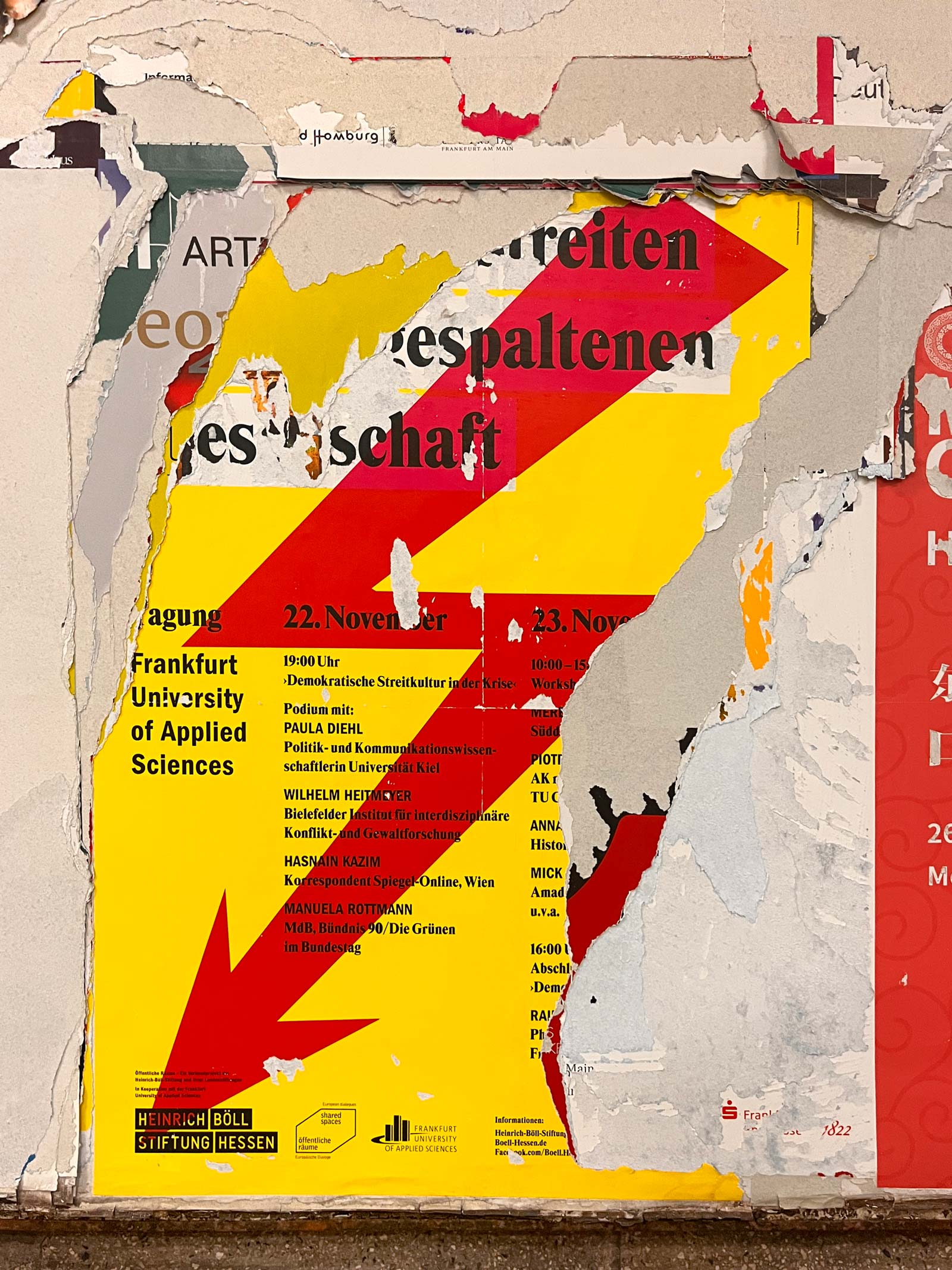 Décollage-artiger Plakatabriss in der U-Bahn-Station Willy-Brandt-Platz in Frankfurt