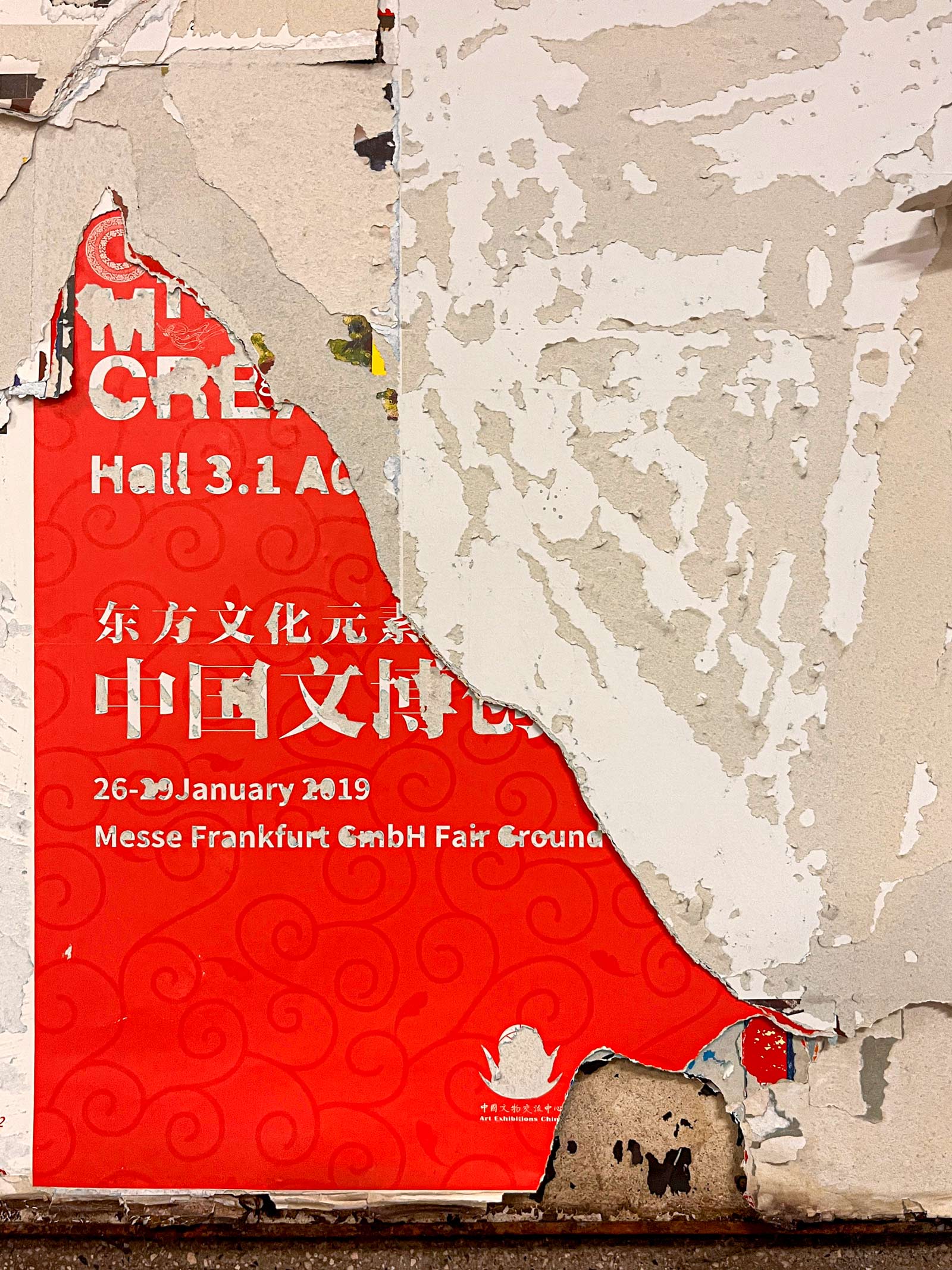 Décollage-artiger Plakatabriss in der U-Bahn-Station Willy-Brandt-Platz in Frankfurt