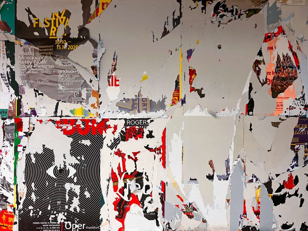 Décollage-artiger Plakatabriss in der U-Bahn-Station Willy-Brandt-Platz in Frankfurt