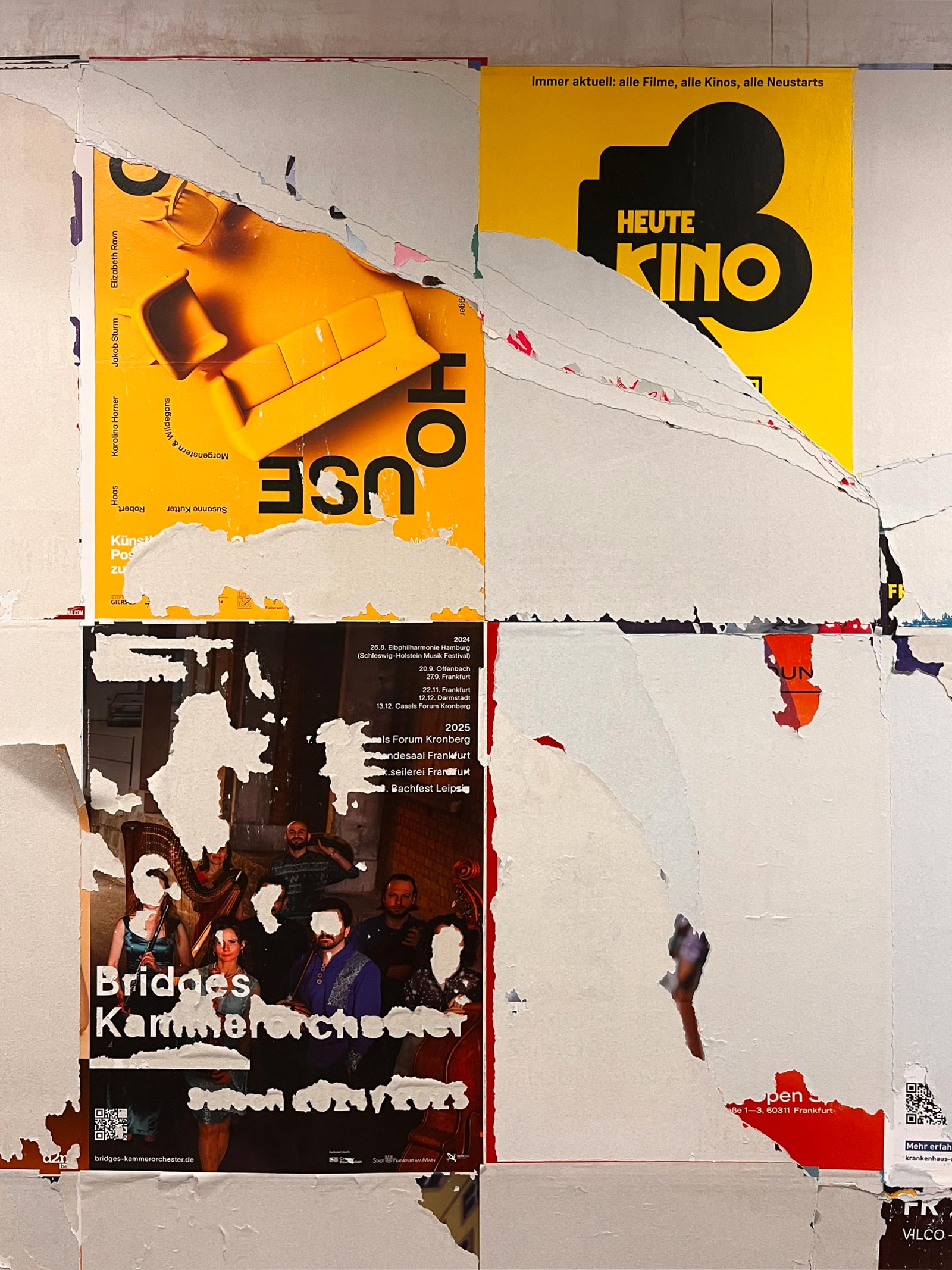 Décollage-artiger Plakatabriss in der U-Bahn-Station Willy-Brandt-Platz in Frankfurt