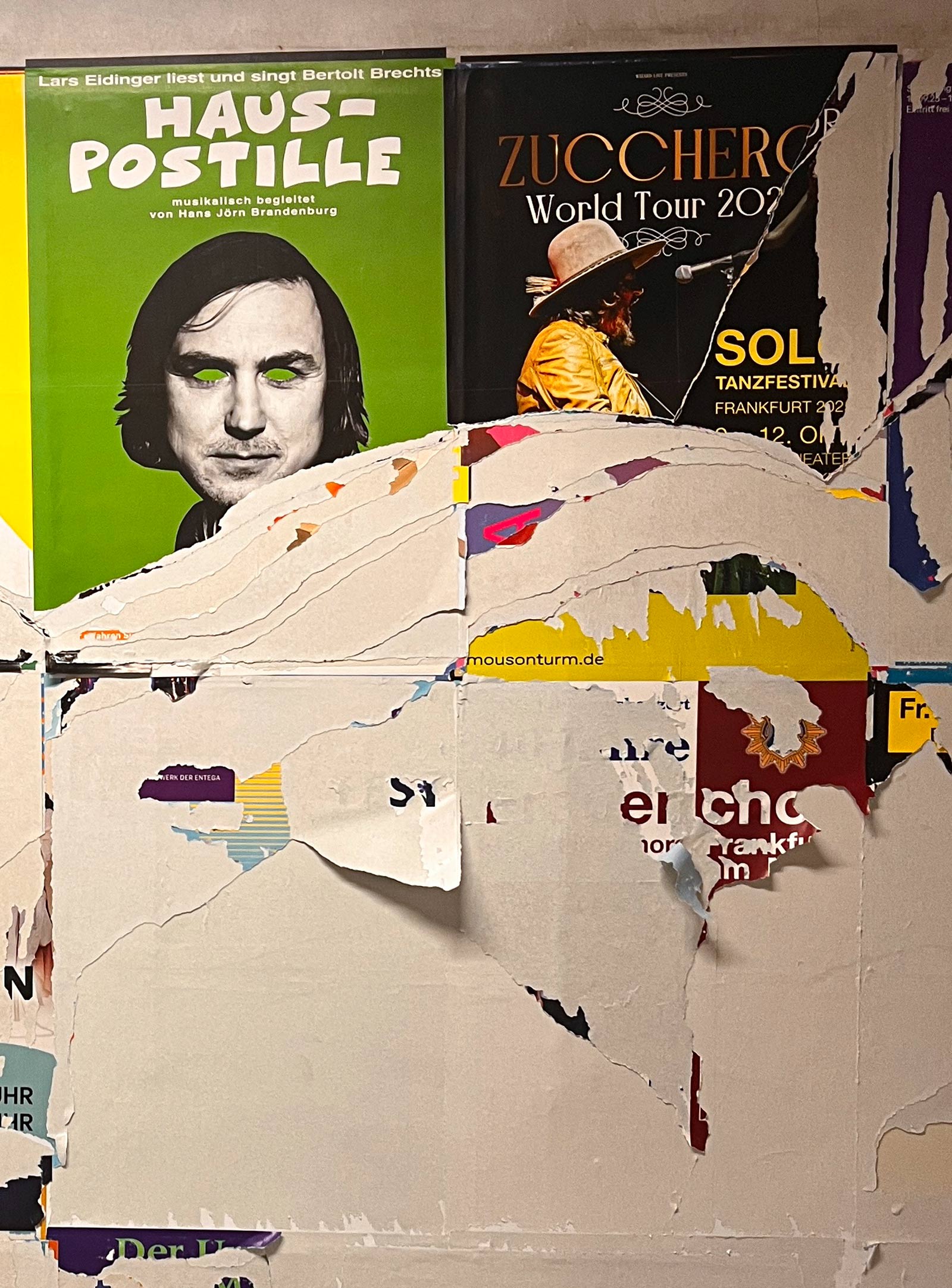 Décollage-artiger Plakatabriss in der U-Bahn-Station Willy-Brandt-Platz in Frankfurt