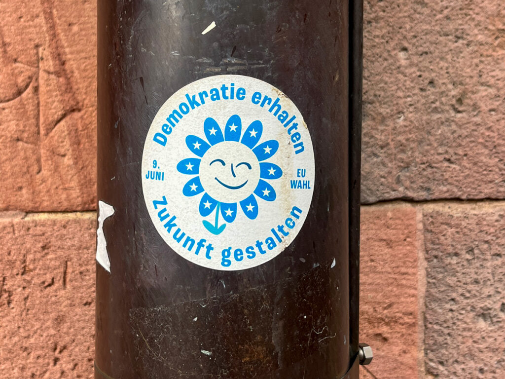 Demokratie erhalten, Zukunft gestalten – Abwandlung des „Atomkraft? Nein Danke“-Logos
