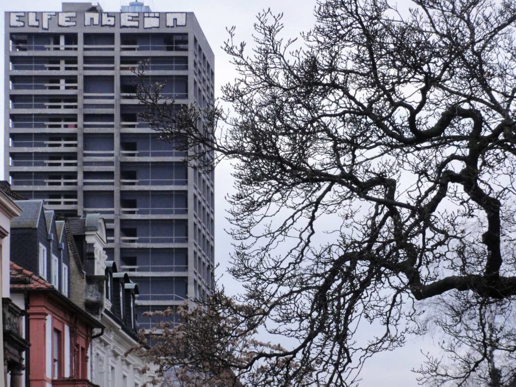 Der AFE-Turm mit Elfenbein-Schriftzug in Frankfurt am Main im Jahr 2014