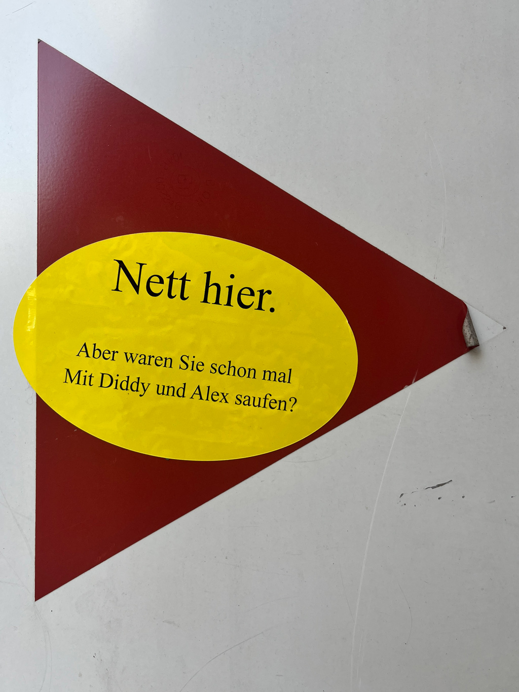 Aufkleber-Meme „Nett hier, aber …“ in Frankfurt am Main