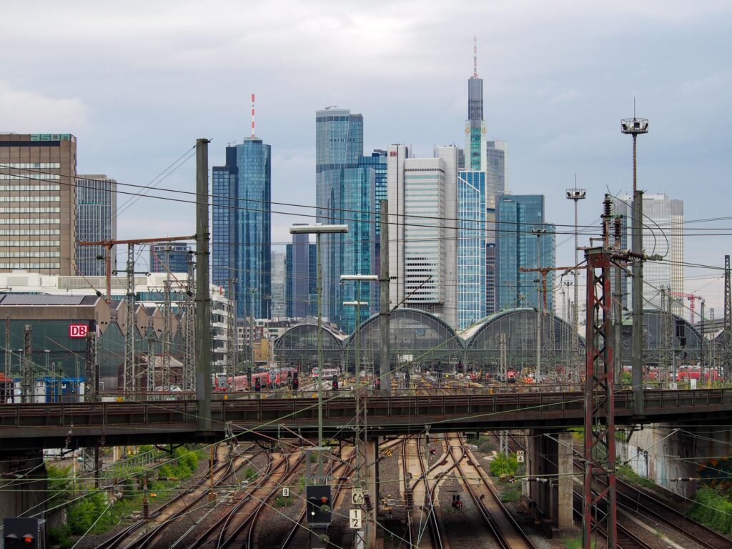 Die Frankfurter Skyline und der Hauptbahnhof samt Gleisfeld