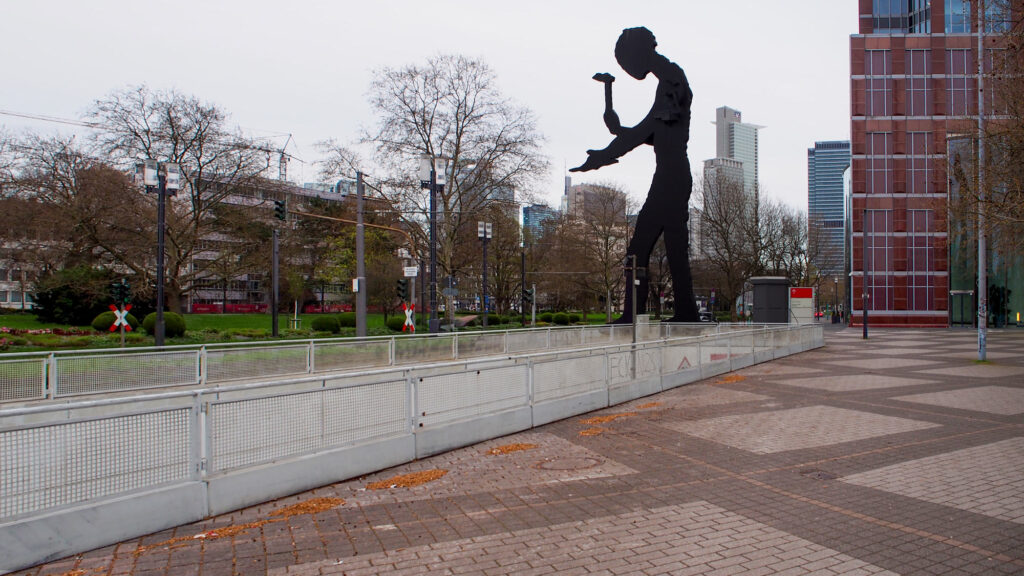 Die Hammering-Man-Skulptur am Messeturm in Frankfurt am Main