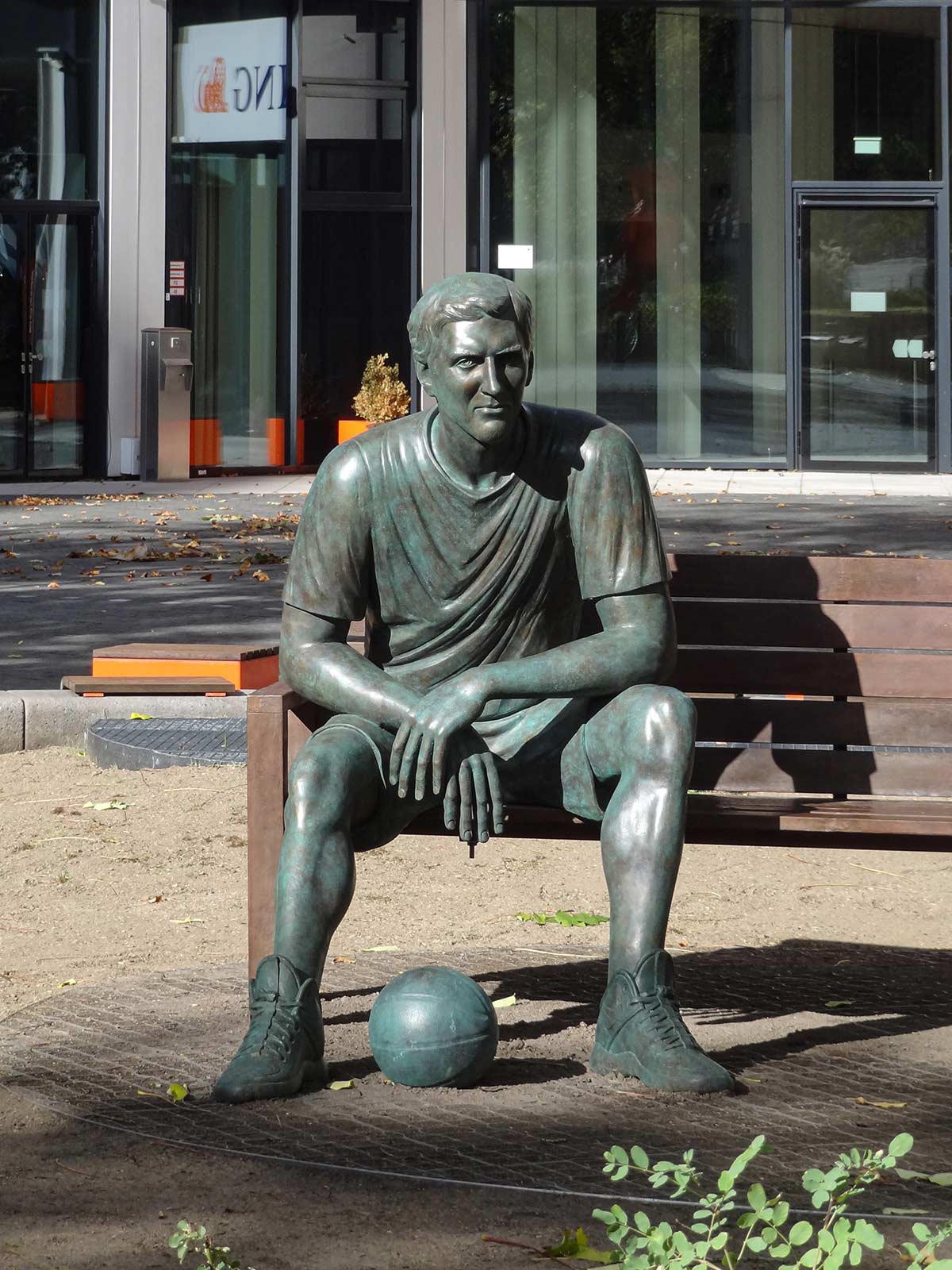 Dirk Nowitzki Statue vor dem Haupsitz der ING in Frankfurt
