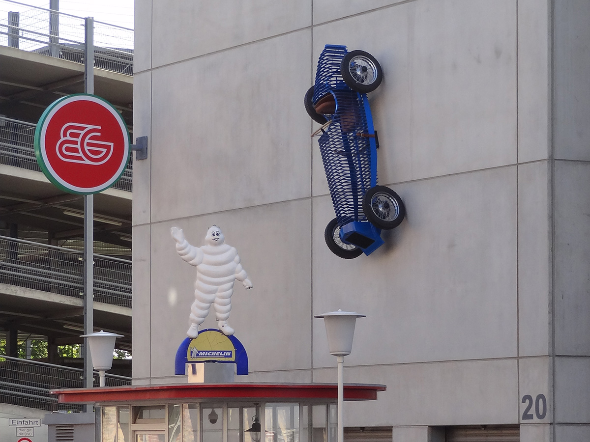 East Garage in Frankfurt mit Michelin-Männchen und Delage-Rennwagen an Gebäude-Fassade