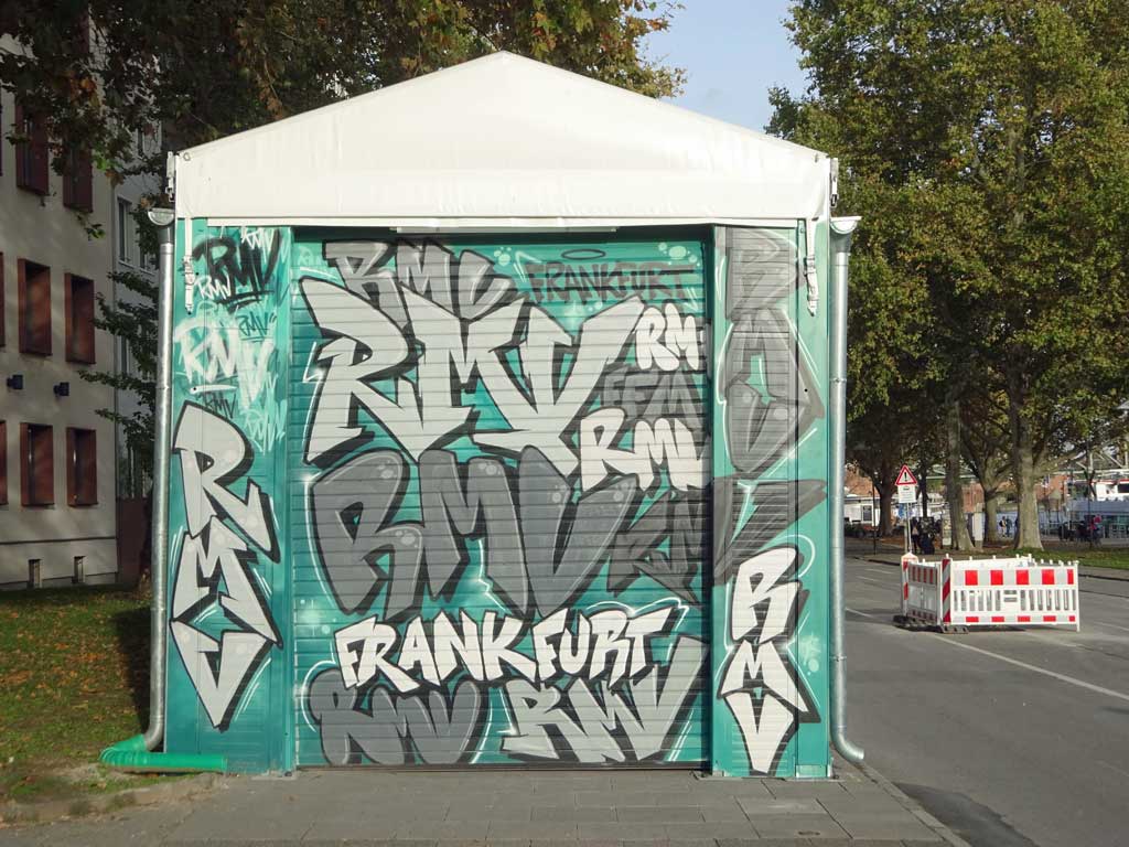 Graffiti am Container-Depot für die autonom fahrenden Minibusse in Frankfurt am Main