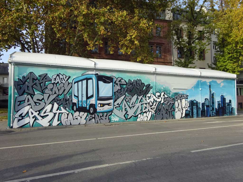 Graffiti am Container-Depot für die autonom fahrenden Minibusse in Frankfurt am Main