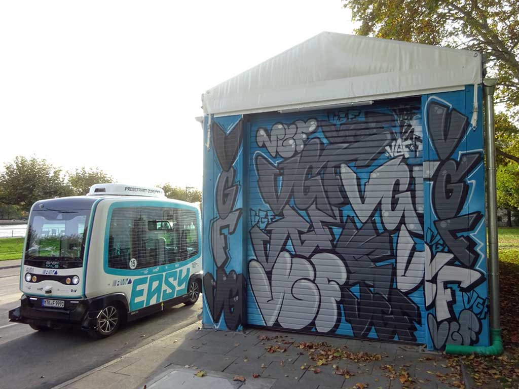 Graffiti am Container-Depot für die autonom fahrenden Minibusse in Frankfurt am Main