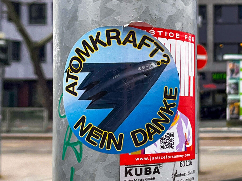 Ein Bomber der US-Luftwaffe – Abwandlung des „Atomkraft? Nein Danke“-Logos