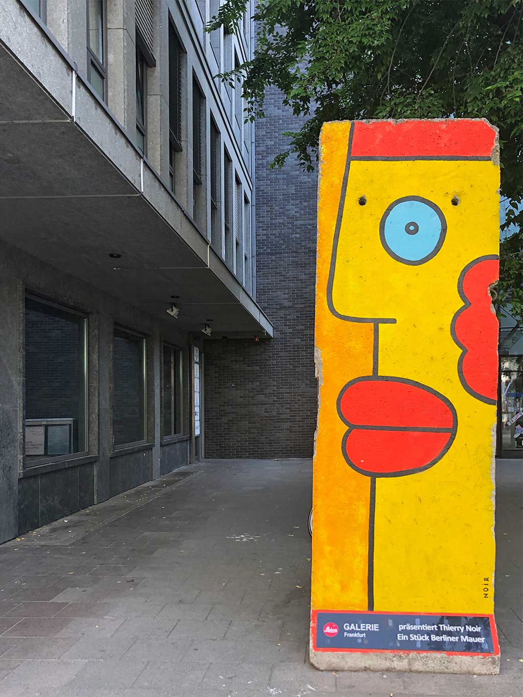 Ein Stück Berliner Mauer von Thierry Noir in Frankfurt