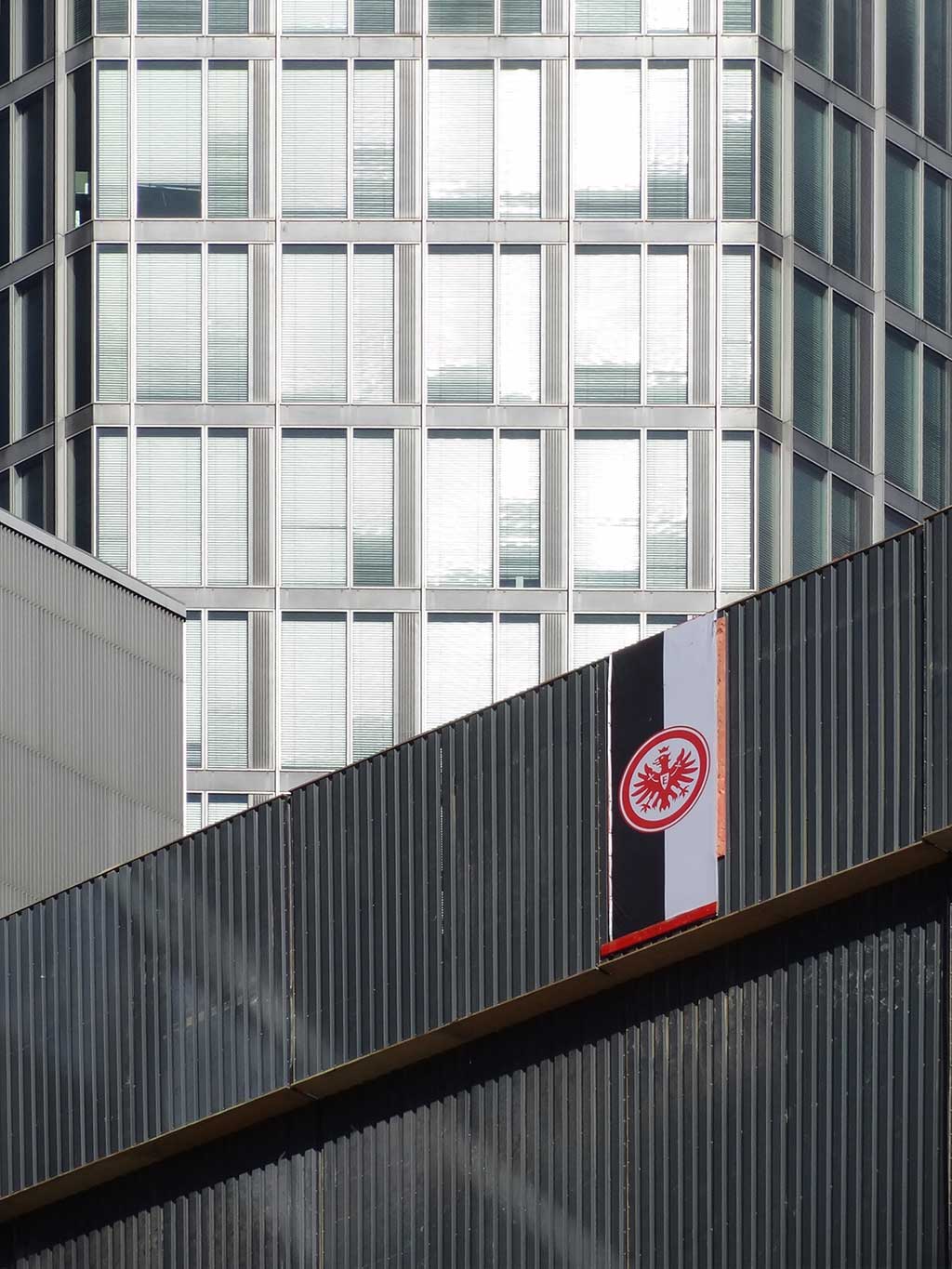 Eintracht-Flagge bei Four-Frankfurt-Großbaustelle