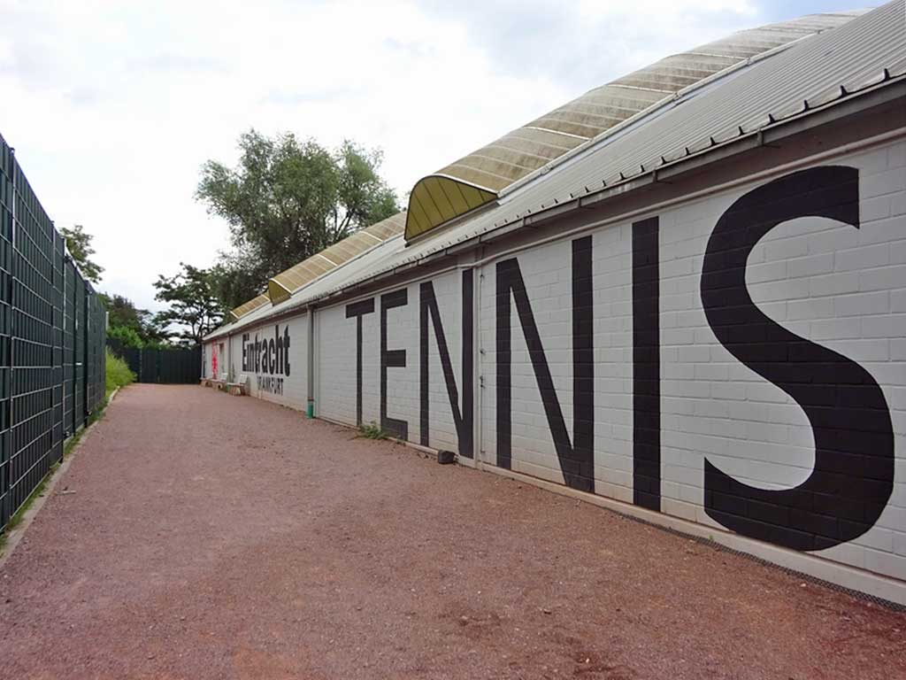 Fassadengestaltung der Tennishalle von Eintracht Frankfurt am Riederwald