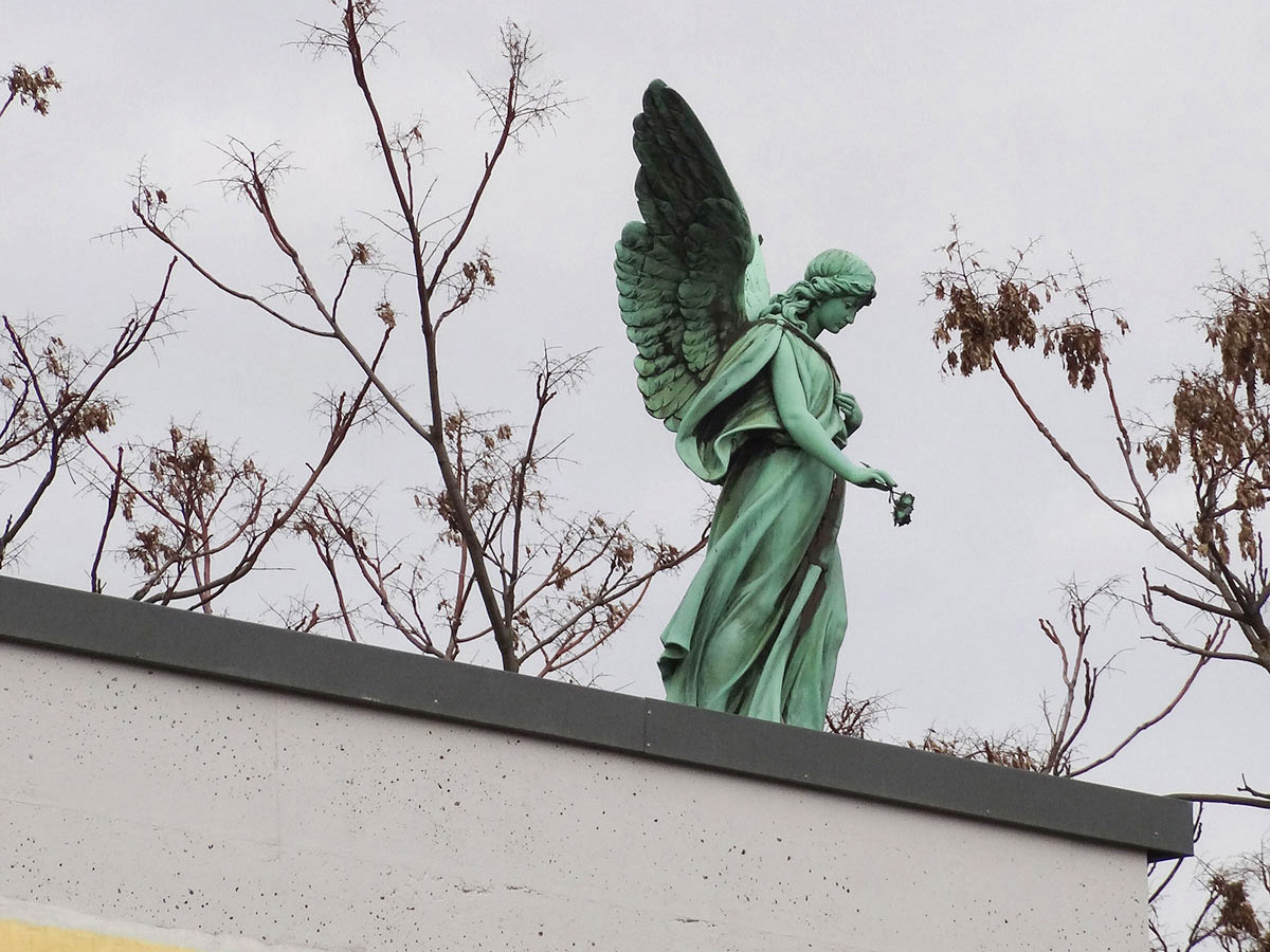 Engel-Statue auf dem Dach eines Marmor- und Granitwerks