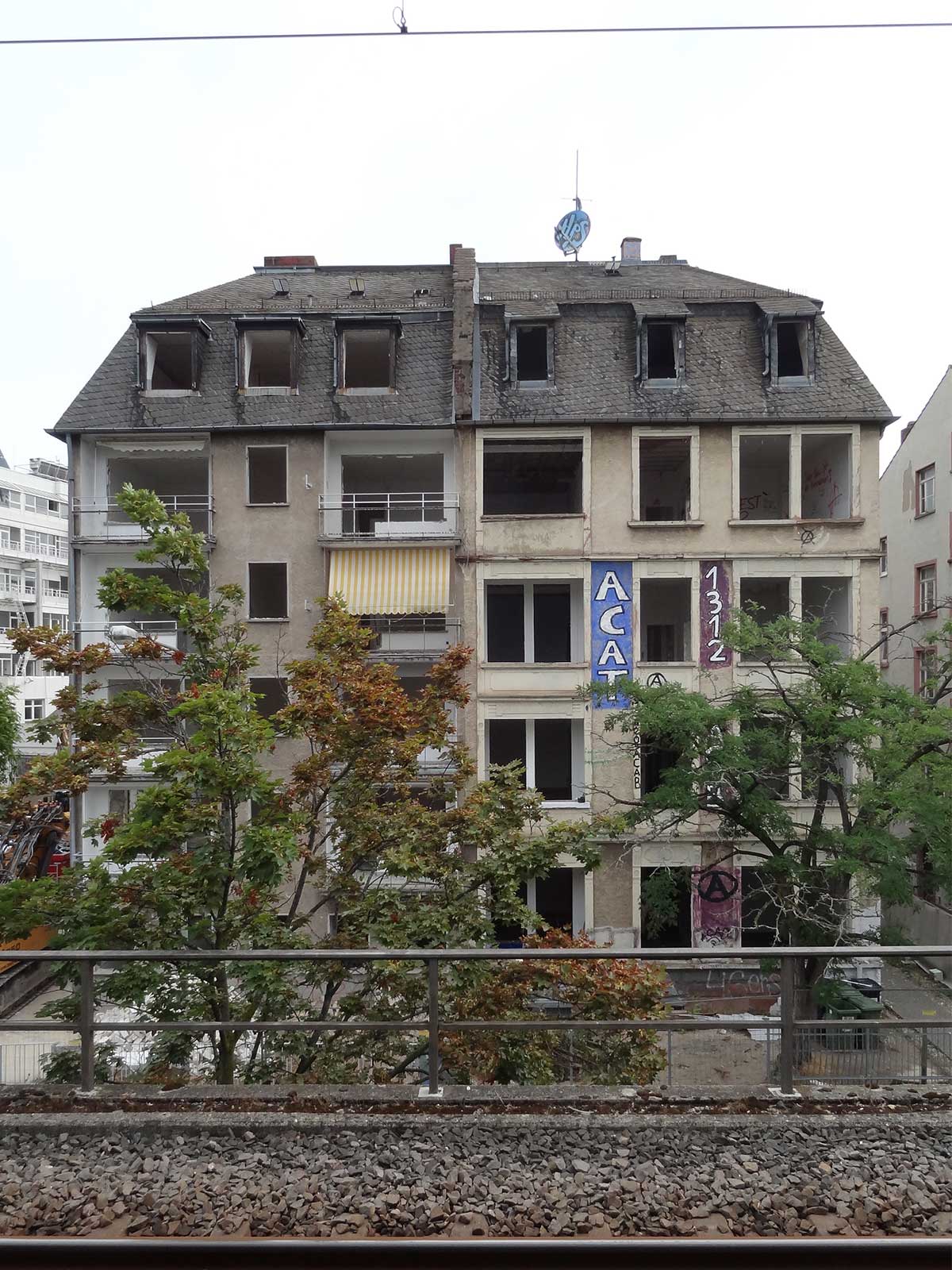 Entkerntes Haus gegenüber S-Bahn-Station Galluswarte