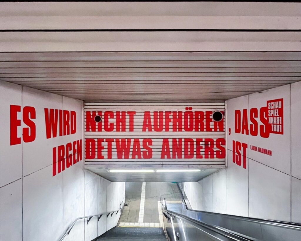 Es wird nicht aufhören dass irgendetwas anders ist - Typografie in der U-Bahn-Station Willy-Brandt-Platz in Frankfurt