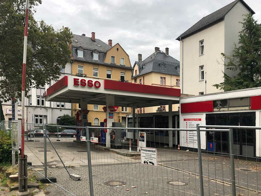 ESSO-Tankstelle in Frankfurt-Bornheim
