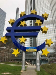 Euro-Skulptur mit Banner „Ukraine - Morgen in Europa/EU"