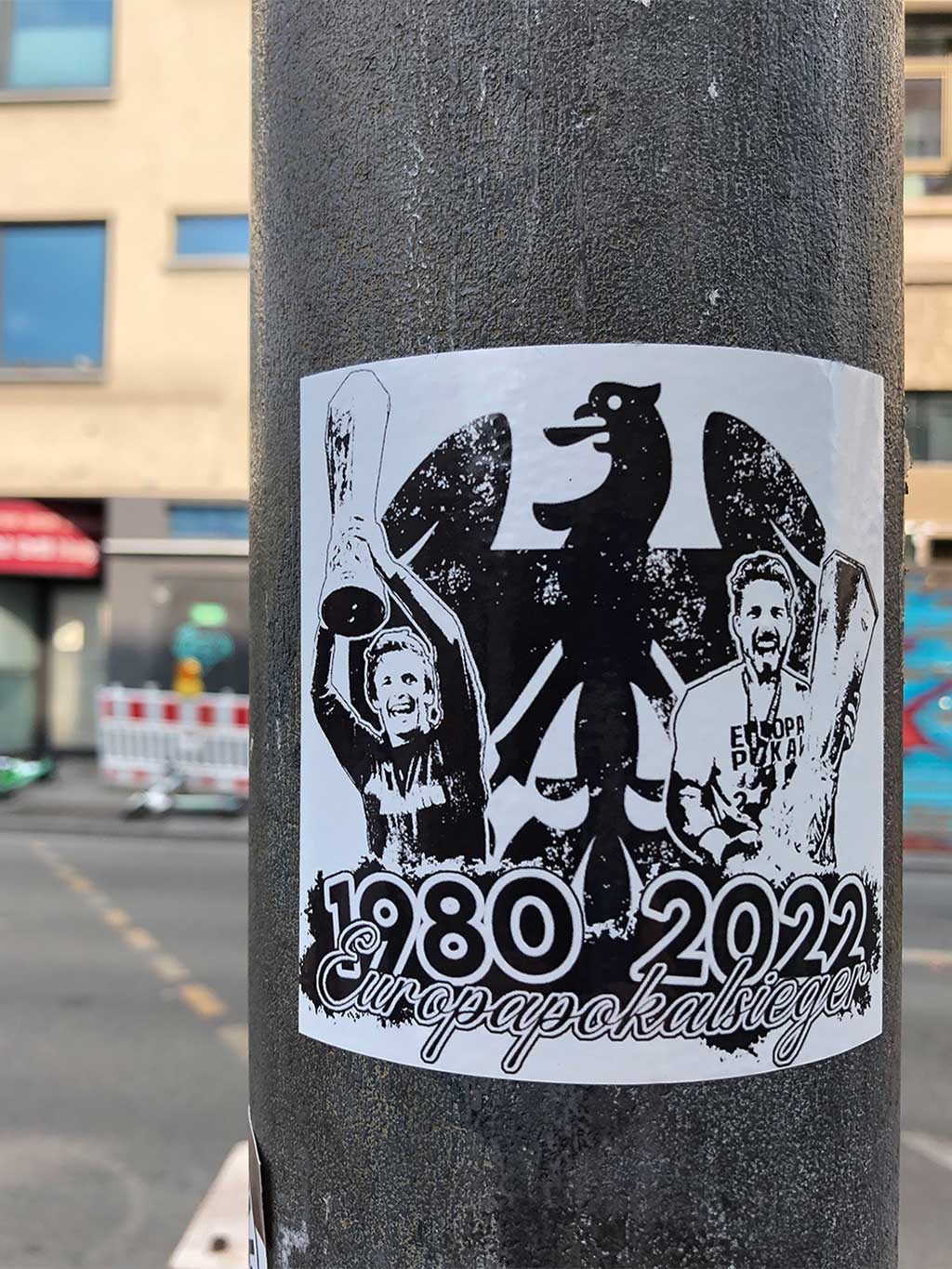 Aufkleber: 1980 mit Körbel und 2022 mit Trapp