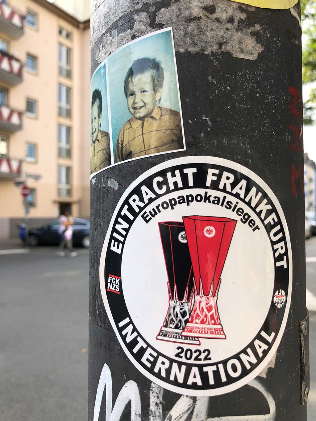 Aufkleber: Europapokalsieger Eintracht Frankfurt International als Antifa-Logo-Abwandlung
