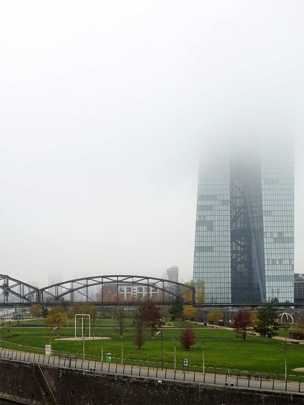EZB-Wolkenkratzer in Frankfurt zur Hälfte von Nebel verdeckt