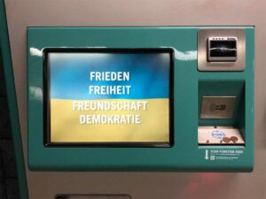 VGF-Fahrkartenautomat zeigt Grafik mit: Frieden, Freiheit, Freundschaft, Demokratie