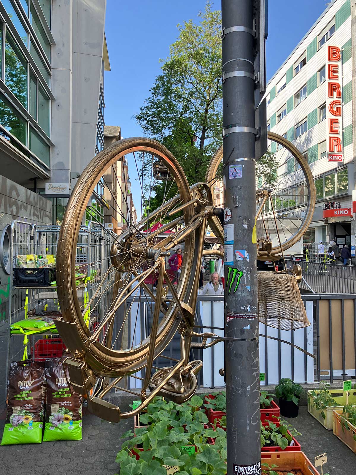 Fahrrad in Gold an mast mit U-Bahn-Schild Bornheim Mitte