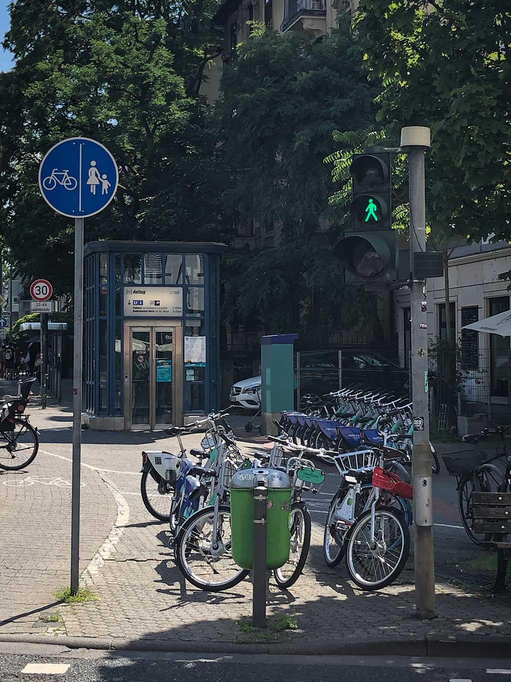 Fahrräder blockieren Übergang an Fußgängerampel in Frankfurt