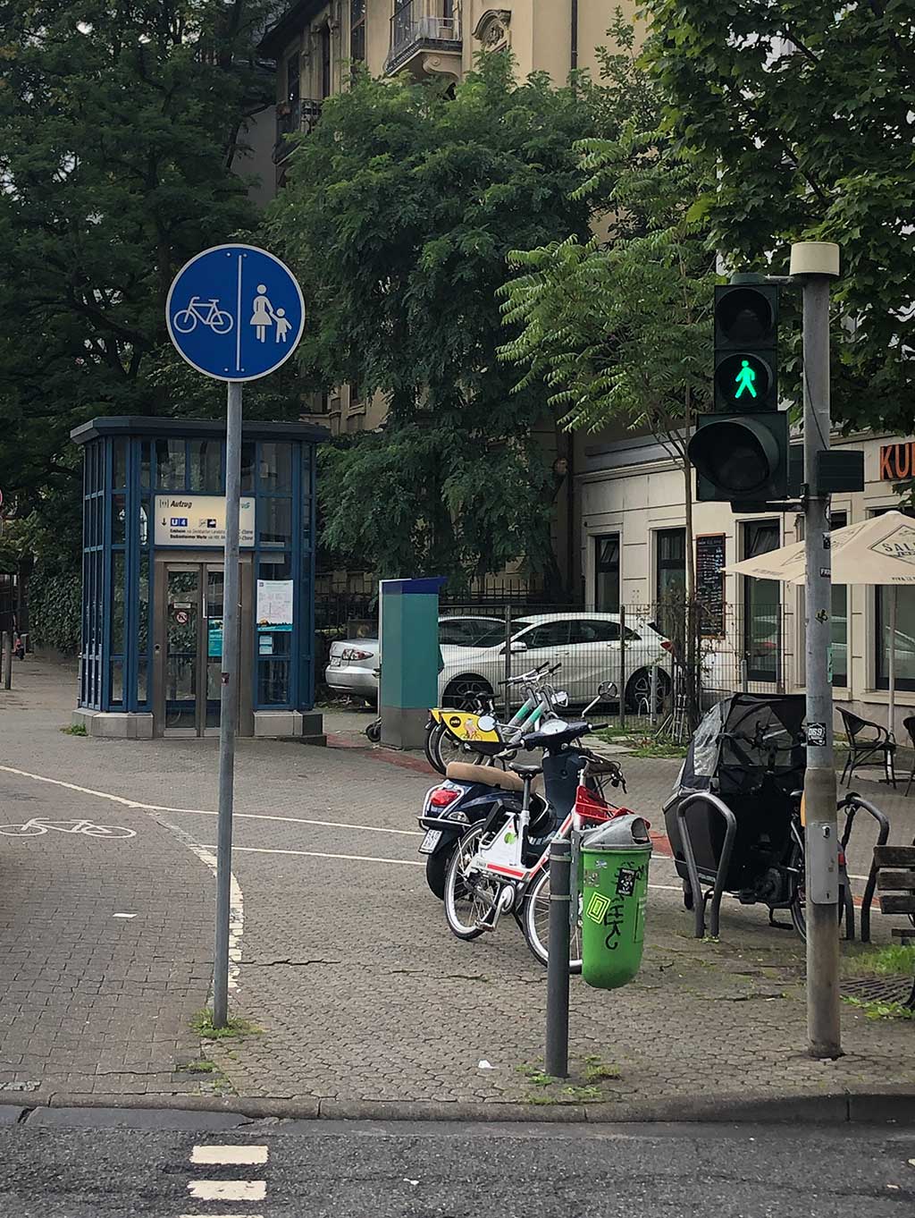 Fahrräder blockieren Übergang an Fußgängerampel in Frankfurt