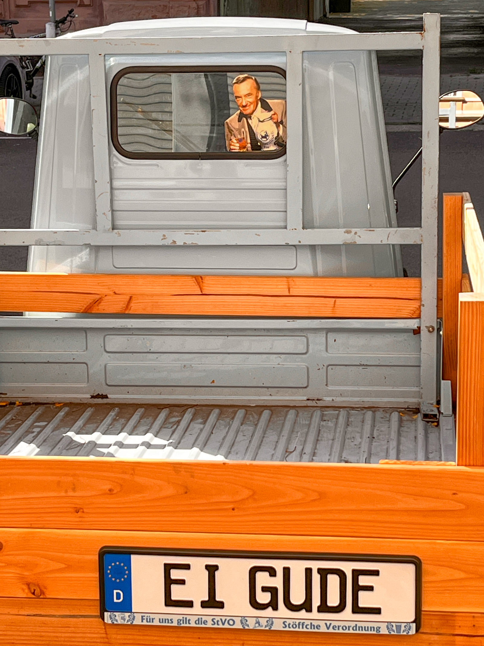 Fahrzeug mit „Ei Gude“-Kfz-Kennzeichen