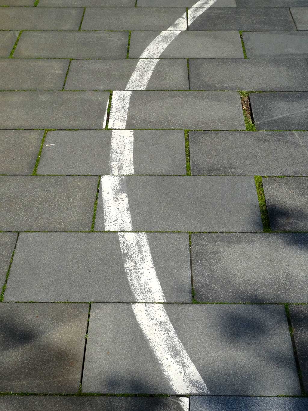 Falsch zusammengesetzte Bodenplatten mit Markierung