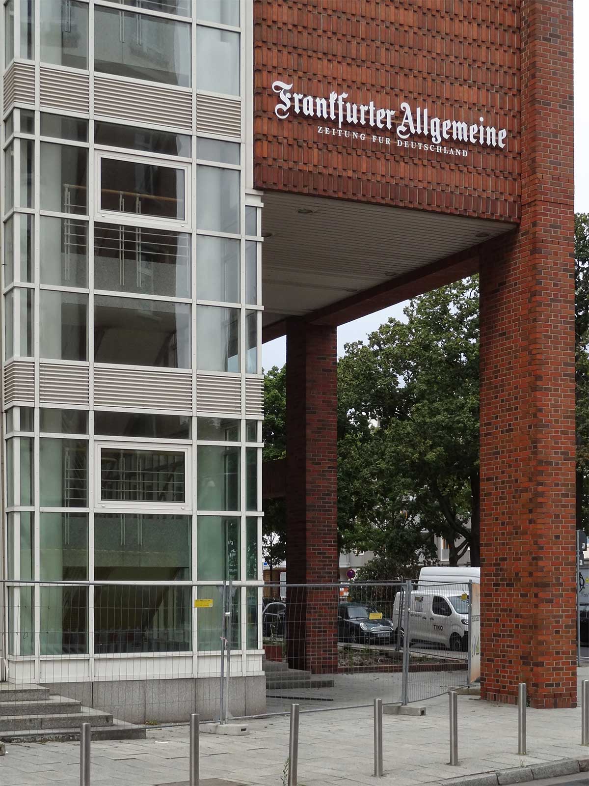 Fassade mit Schriftzug der „Frankfurter Allgemeine“ in der Hellerhofstraße