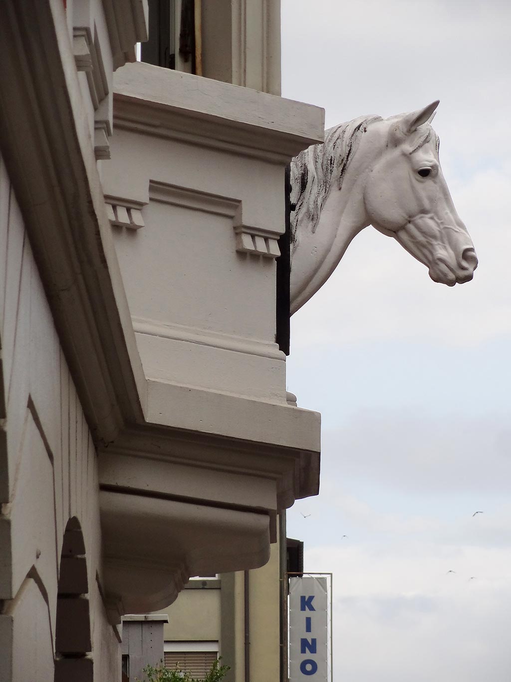 Fassadenschmuck in Form eines Pferdekopfes
