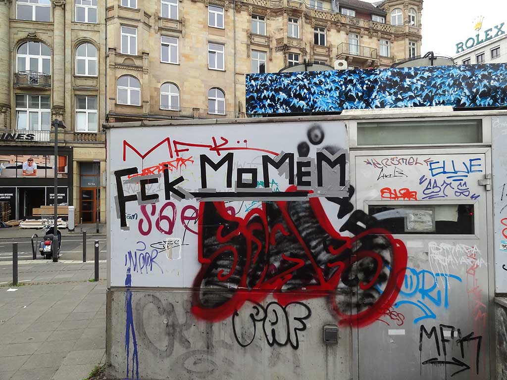 Tape-Art-Slogan FCK MOMEM