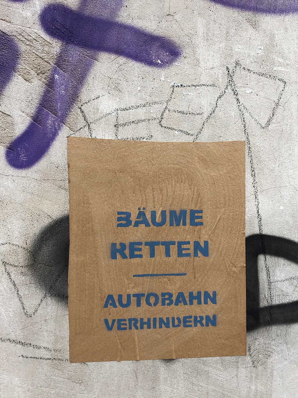 Fecher bleibt - Protest-Parolen und -Plakate in Frankfurt